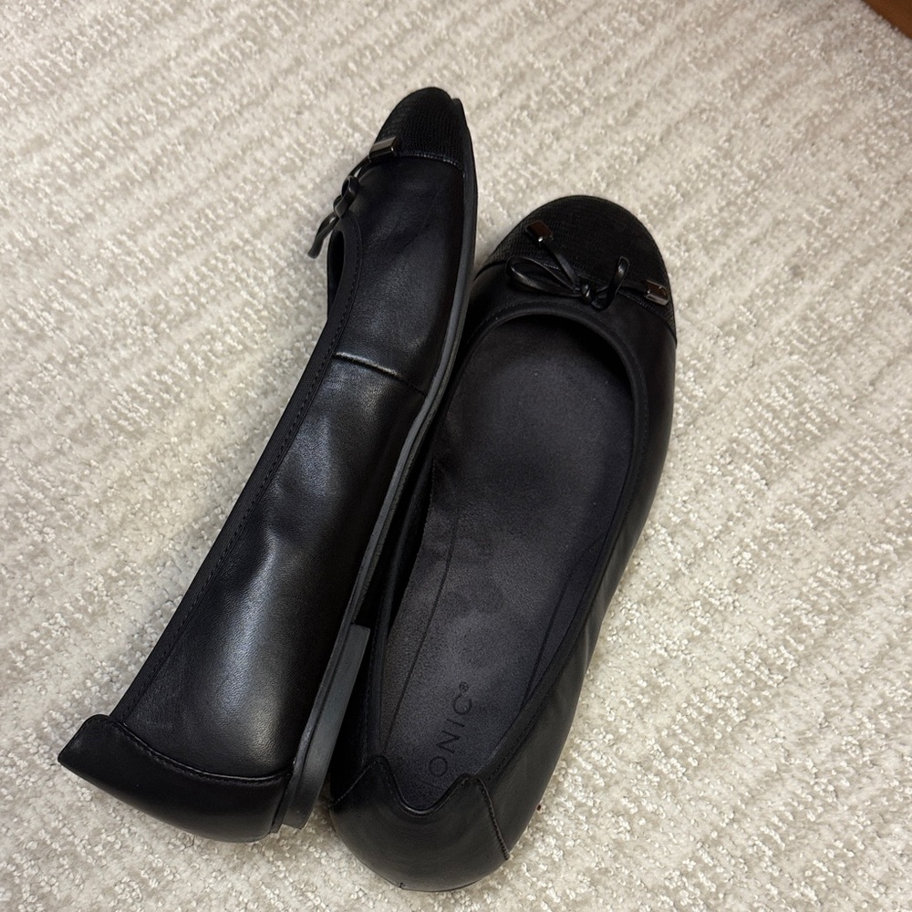 Vionic Black Textured Toe Flats - image 6